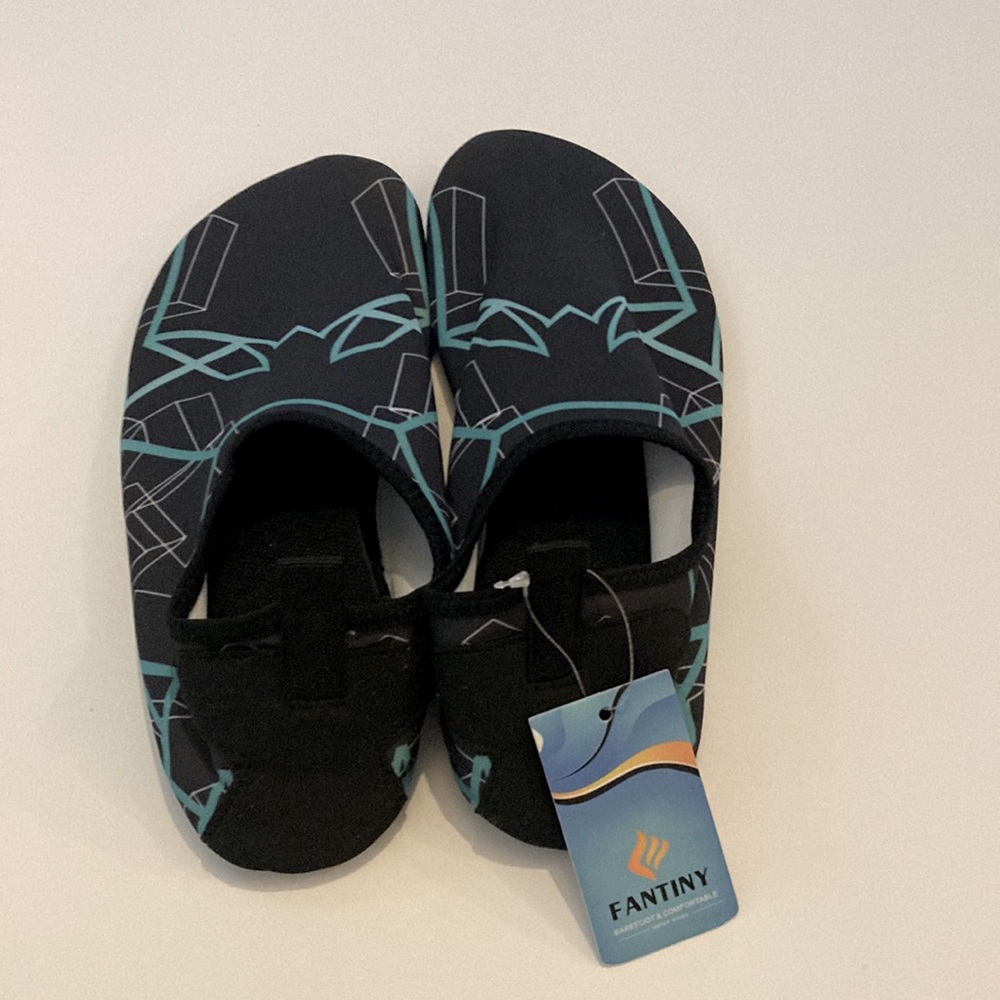 NWT Fantiny Non-Slip Water Slip on Shoes -cool design. Size Women’s 7 to 7 1/2.